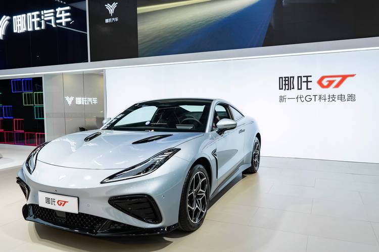 佛山53哪吒汽车在智能汽车领域的表现，领途汽车在新能源汽车市场中的影响力